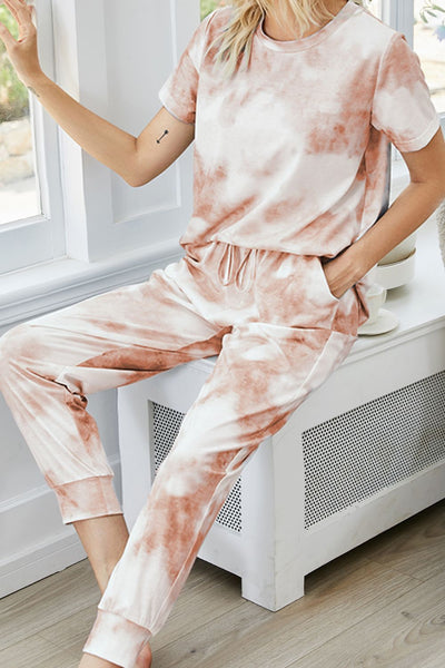 Tie-dye round neck short sleeve top and pants lounge set with pockets, casual style.