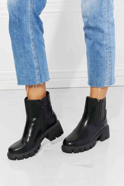 MMShoes What It Takes Lug Sole Chelsea Boots in BlackYour urban-chic dreams are about to come true! These faux patent leather lug sole boots feature a 2.5 inch heel and a stretchy panel for an easy on/off.
Size fit: TrShoesTakes Lug Sole Chelsea Boots