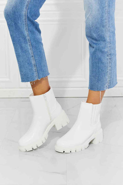 MMShoes What It Takes Lug Sole Chelsea Boots in WhiteYour urban-chic dreams are about to come true! These faux patent leather lug sole boots feature a 2.5 inch heel and a stretchy panel for an easy on/off.
Size fit: TrAccessoriesTakes Lug Sole Chelsea Boots